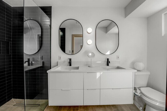 Building Photo - 3217 Oak Alley