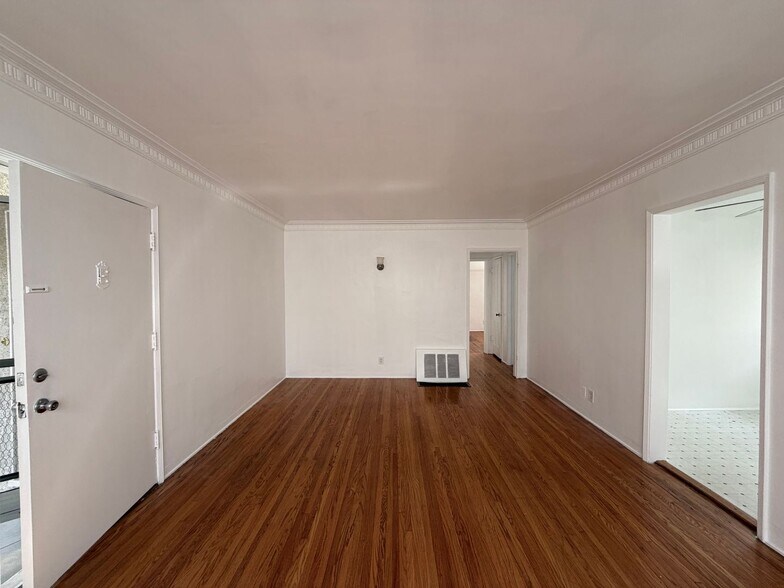 Building Photo - 820 N Edinburgh Ave