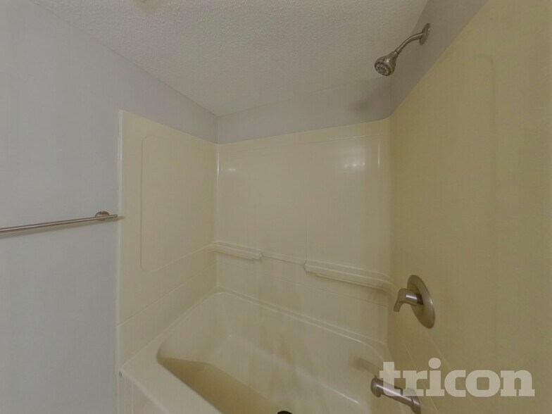 Building Photo - 209 Greenbriar Ln