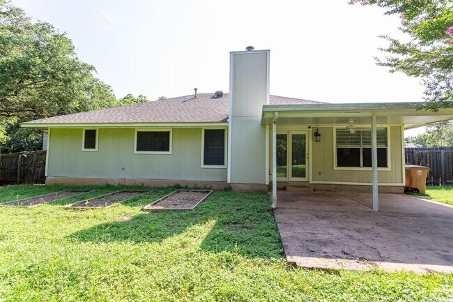 Building Photo - Cozy 3/BR 2/BA Home with Fireplace, Washer & Dryer Included