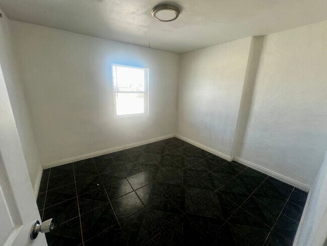 Building Photo - 6568 Oasis Ave