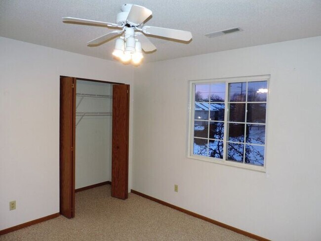 Building Photo - $910 | 2 Bedroom, 1 Bathroom 3rd Floor Con...