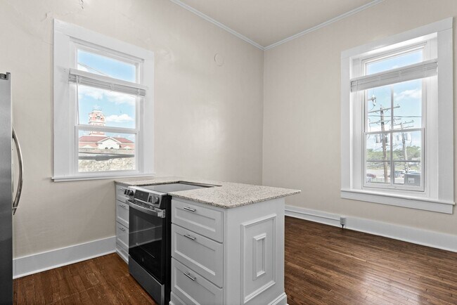 Building Photo - 410 E 3rd St