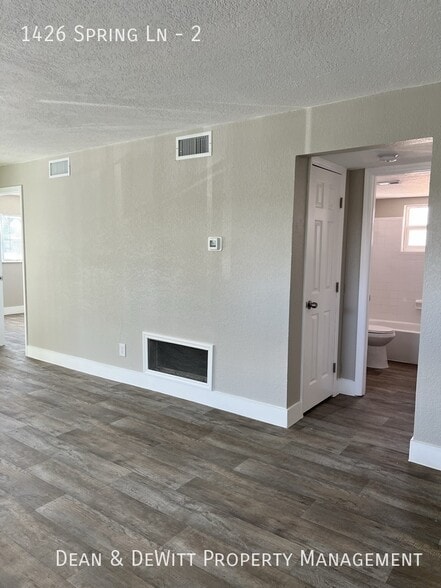 Building Photo - 2 Bed/2 Bath - Unit 2