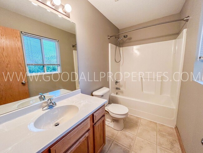 Building Photo - 3 Bedroom, 2.5 Bathroom in Waukee