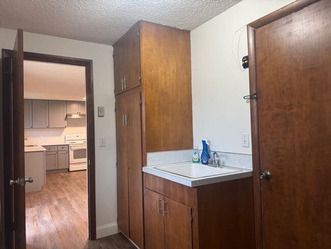 Building Photo - Large 2 bedroom duplex