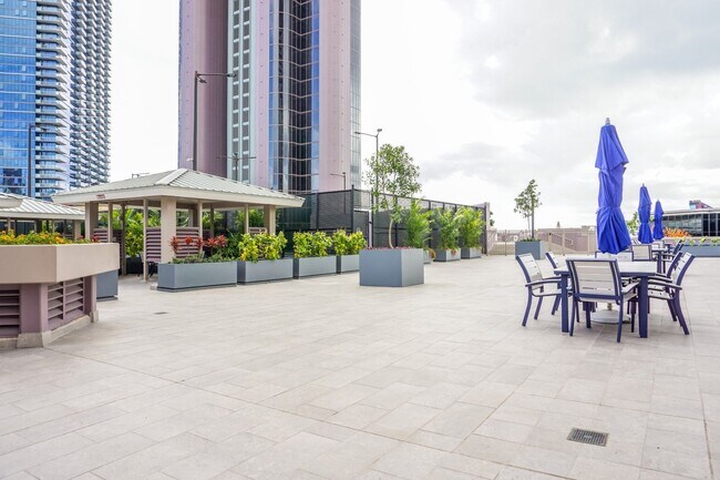 Building Photo - Luxurious 2 bed/2bath/2 parking Fully Furnished in One Waterfront Towers