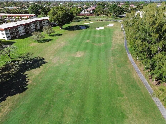 Building Photo - 811 S Hollybrook Dr