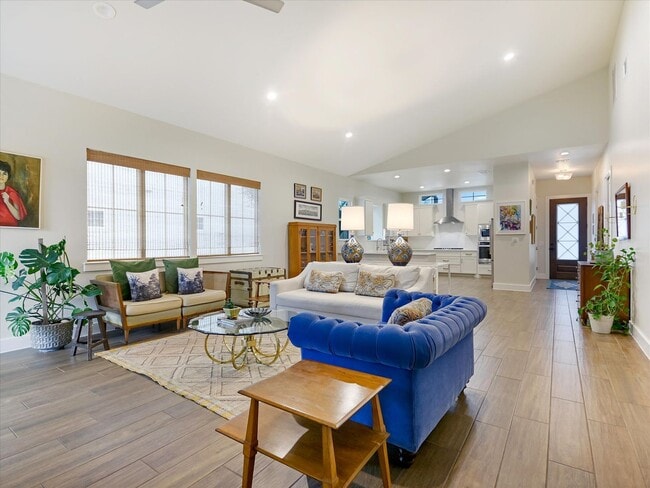 Building Photo - Luxury Rental in Dripping Springs!