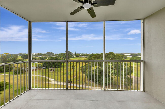 Building Photo - 3050 N Palm Aire Dr