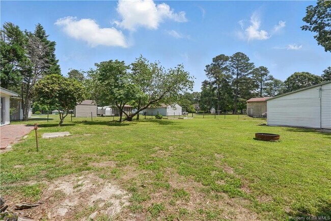 Building Photo - 3127 N Riverside Dr