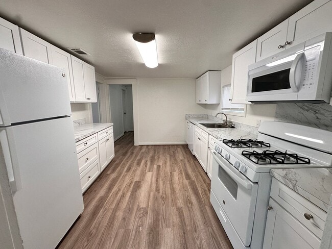 Building Photo - April 1st!! 2 Bedroom Home Close to Historic District