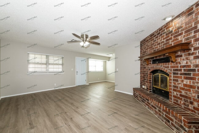 Building Photo - 616 Crosstimbers Dr