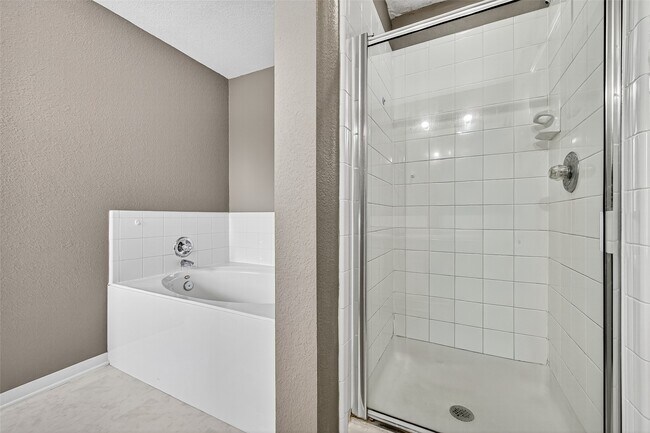 Building Photo - 5615 W Harrow Dr