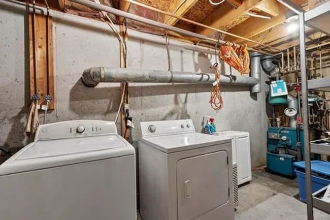 Building Photo - Large 2 Bed/2.5 Bath Condo | Private Back Deck | Washer and Dryer and More!