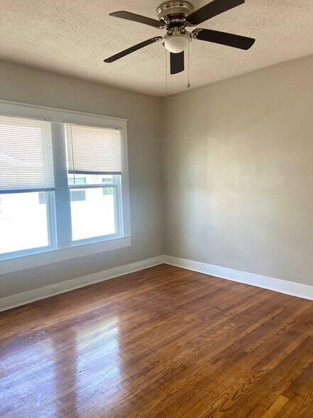 Building Photo - 516 10th Ct S