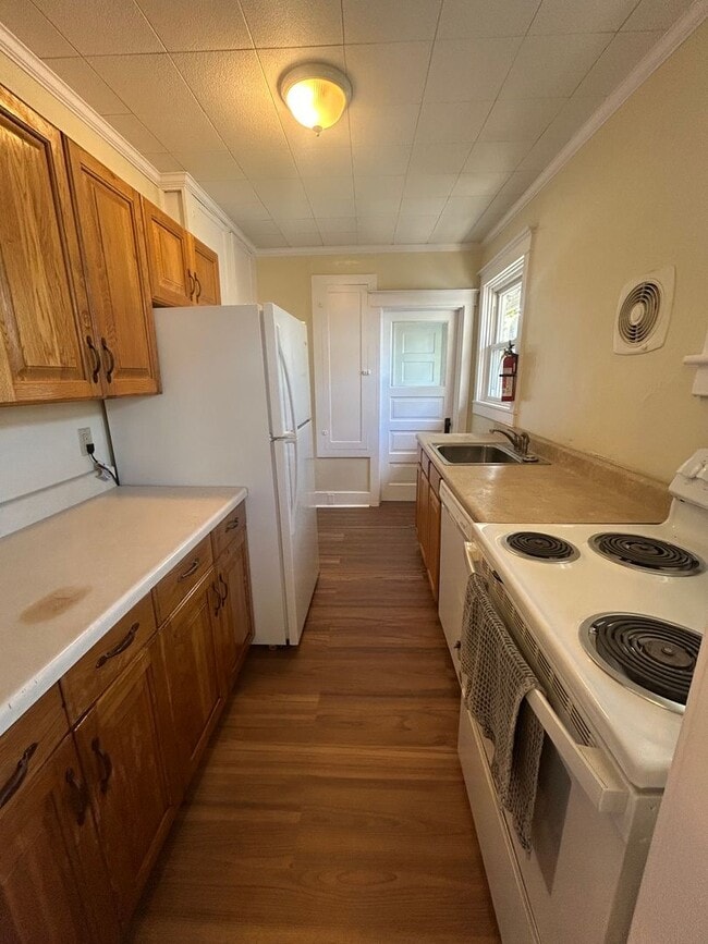 Building Photo - Charming 3-Bed, 1-Bath Home on Gill Street...