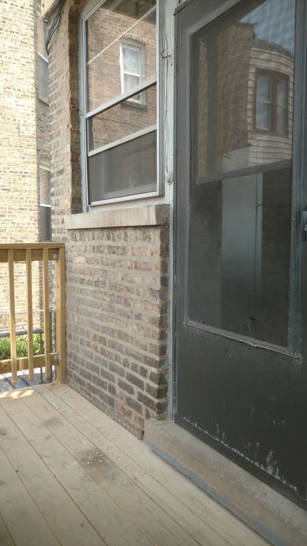 Building Photo - Charming Roscoe Village 1 Bedroom - Recently redone bathroom! Refinished hardwood floors!