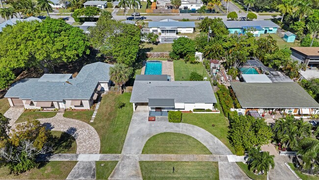 Building Photo - 225 E Ilex Dr