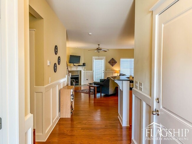 Building Photo - Gorgeous Townhouse in Grey Fox Run
