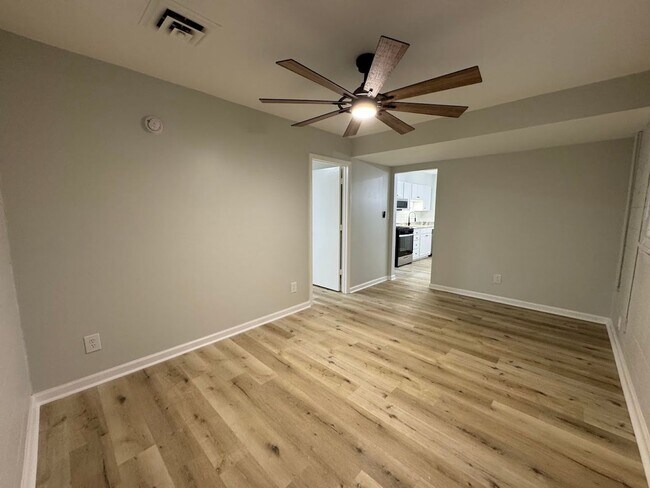Building Photo - 2205 Hathaway Dr