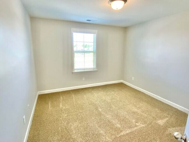 Building Photo - Now Leasing a 4-bedroom 2.5 bath home in Somerville, TN