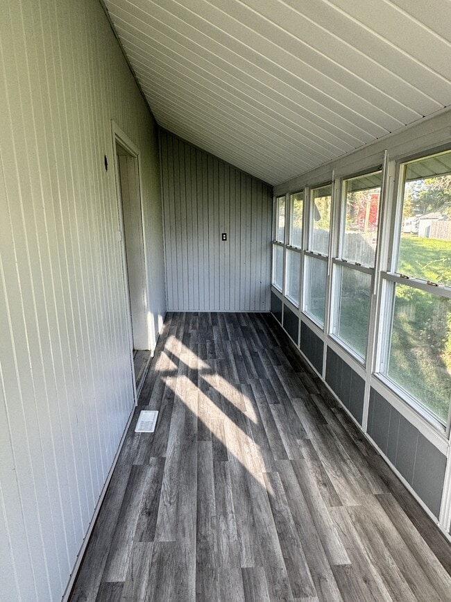 Building Photo - 821 S Market St