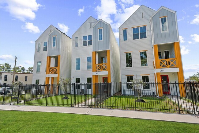 Building Photo - 3903 Pinemont Dr