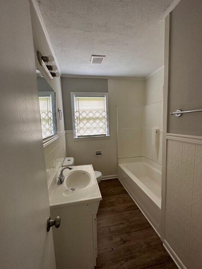 Building Photo - Center Point