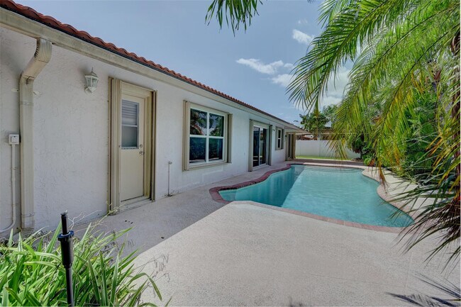 Building Photo - 7743 W Country Club Blvd