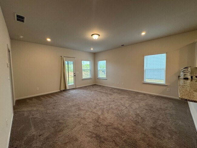 Building Photo - Newer 3/2.5 House in Armuchee- $2,200