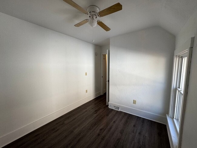 Building Photo - 2 Bedroom 1 Bathroom Duplex in Beloit, WI