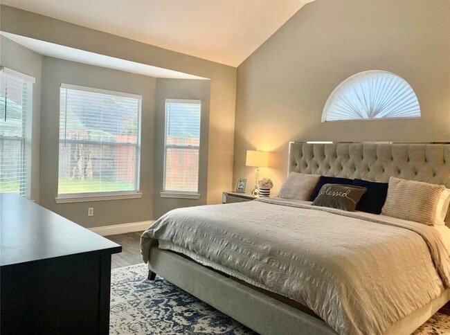 Building Photo - 10918 S Falls Terrace