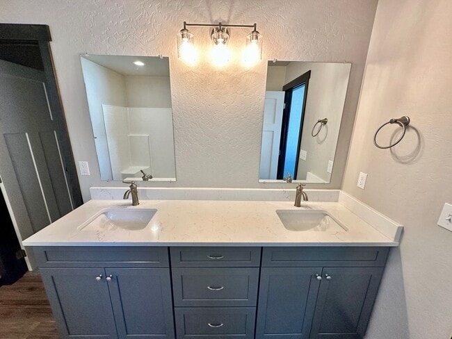 Building Photo - Modern 4 bedroom 2 bathroom home for rent ...