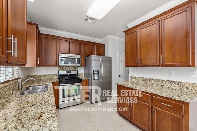 Building Photo - 1707 Grey Bunny Dr