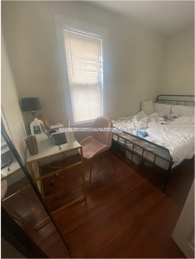 Building Photo - 8 Hart Plz