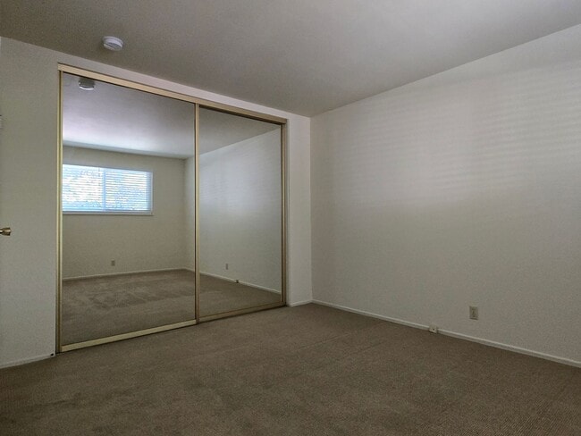 Building Photo - Renovated Home with New Kitchen, Stainless...