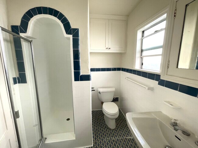 Building Photo - 925 Westmount Dr