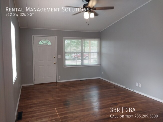 Building Photo - *BONUS LIVING ROOM* 912 SW 32nd St- 3 BED/...