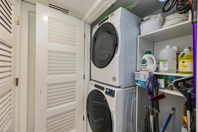 Building Photo - 1100 8th Ave S