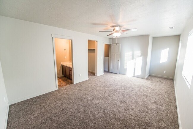 Building Photo - Townhome with 2-Car Garage!