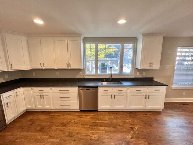 Building Photo - Updated 3 Bed, 2 Bath Cottage in Heart of Lockeland Springs w/ 1 Car Garage