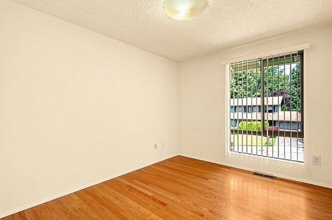 Building Photo - Beautiful split level home in Newport Hills!