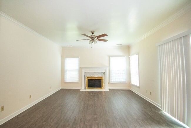 Building Photo - 207 Essex Dr