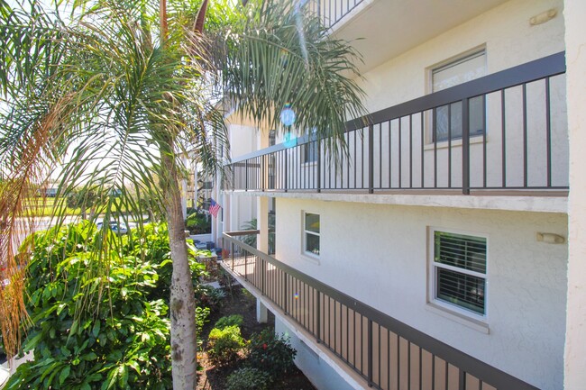 Building Photo - ** 2/2 CHARMING FURNISHED CONDO AT THE ISL...