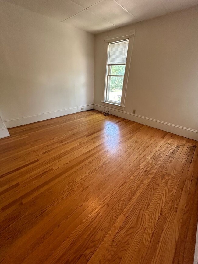 Building Photo - 2 Bedroom 1 Bathroom Apartment