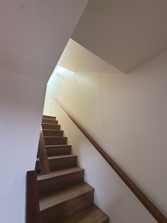 Building Photo - DESIRABLE TWO BEDROOM TWO BATH HOME IN STUDIO CITY