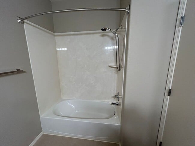 Building Photo - Charming Condo | 2 Bed / 2 Bath | Garage |...