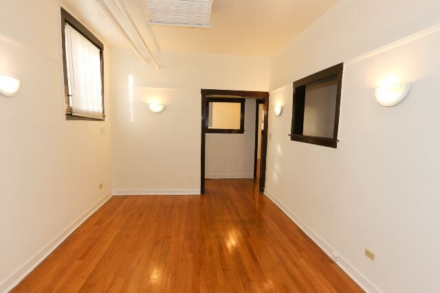 Building Photo - 819 W Waveland Ave
