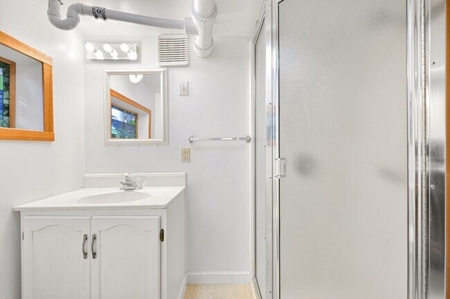 Building Photo - Charming 2-Bedroom Home with Stunning Wate...